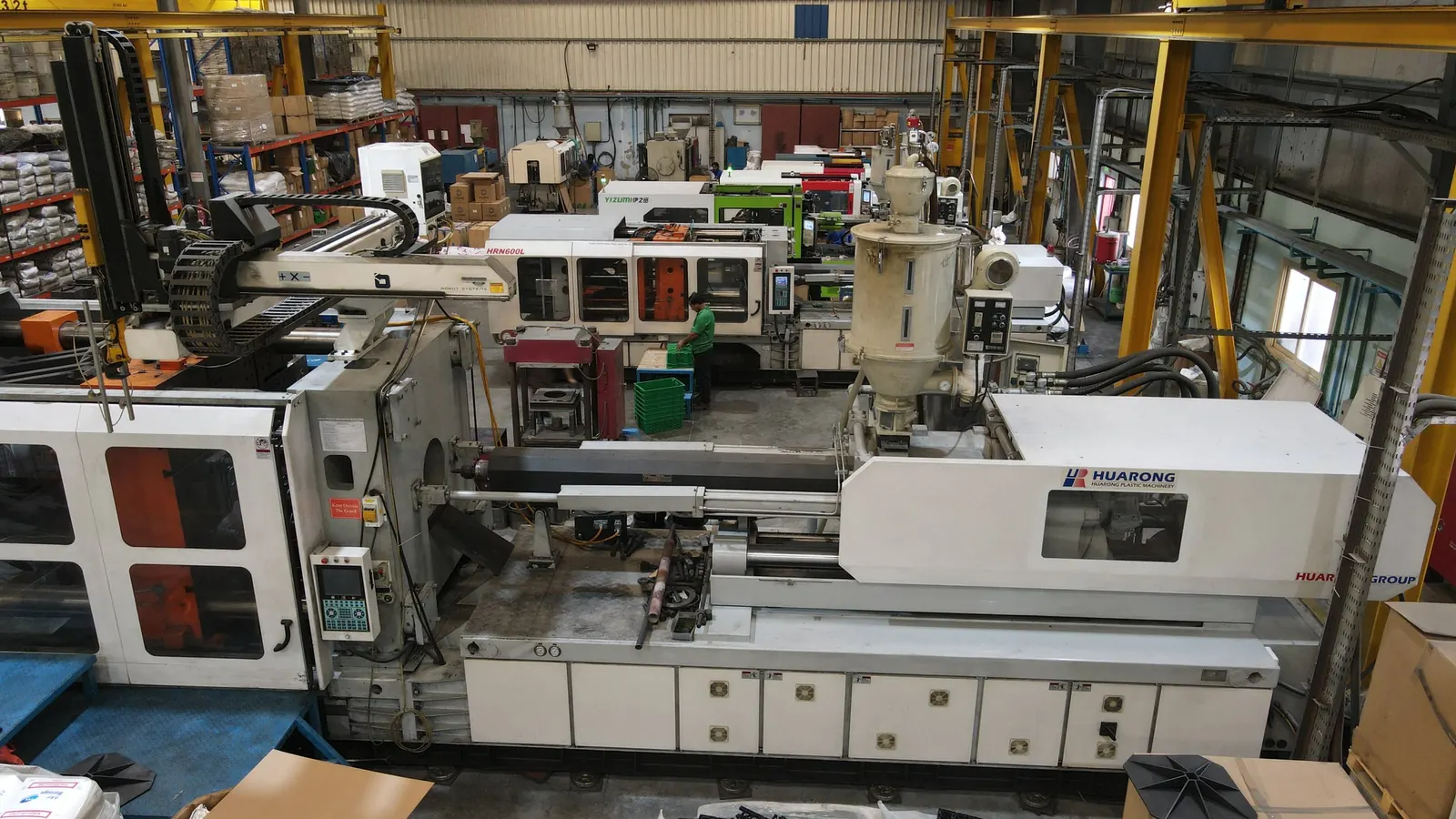 Injection moulding machine with robot